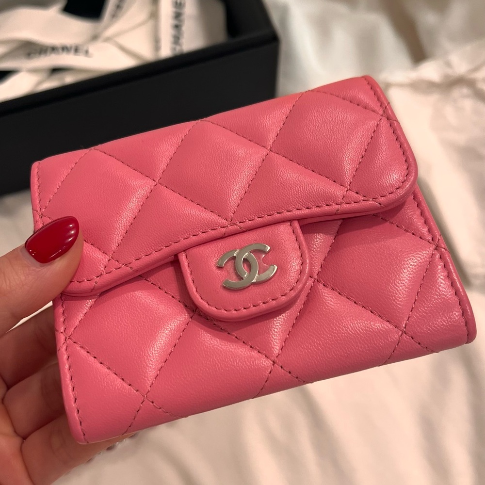 NEW Chanel classic clutch with chain 21 b pink